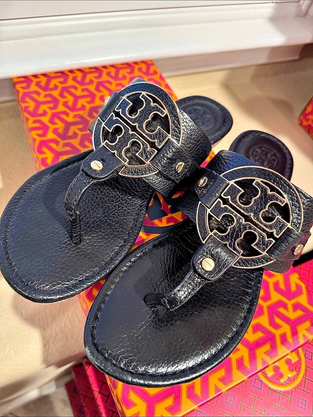 Tory Burch Amanda Flat Thong - Tumbled Leather Sandals Black & Gold US 7.5